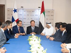 خلال اجتماع