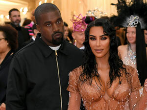 كيم كارداشيان وزوجها في الميت غالا