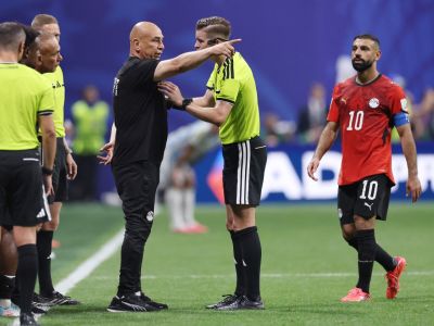 Egypt's coach argues with referee in Argentina vs Egypt quarter final match of 2026 FIFA World Cup