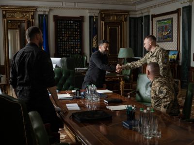 Zelenskyy shaking hands with Drapatyi