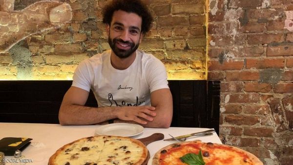 محمد صلاح يتناول البيتزا