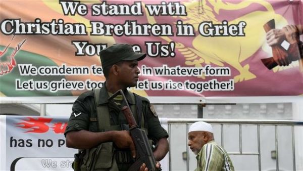 Security personnel stand guard outside a mosque during Friday noon prayer in Colombo on May 3, 2019, following a series of bomb blasts targeting churches and luxury hotels on Easter Sunday in Sri Lanka.
