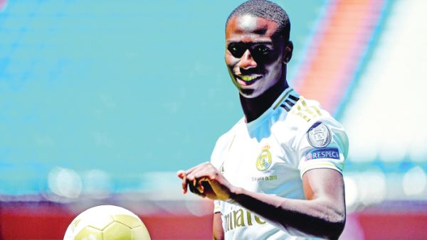 ميندي خلال تقديمه الرسمي