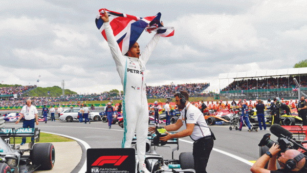 هاميلتون يحتفل بانتصاره