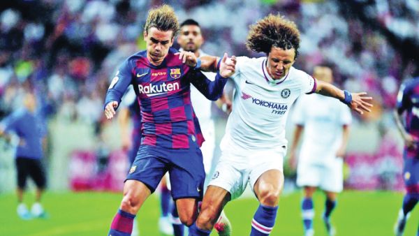 أنتوان غريزمان (يسار) خلال المباراة