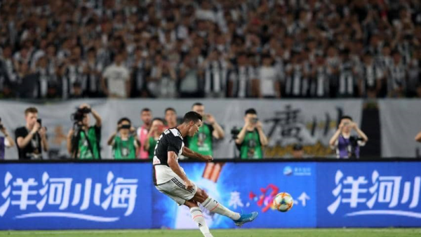 رونالدو يعود للتسجيل من الركلات الحرة