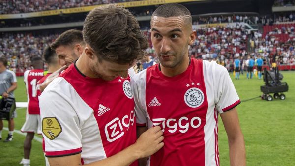 حكيم زياش (يمين)