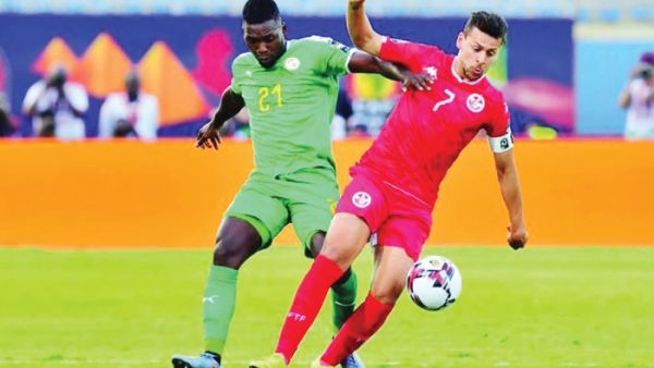 يوسف المساكني (يمين)