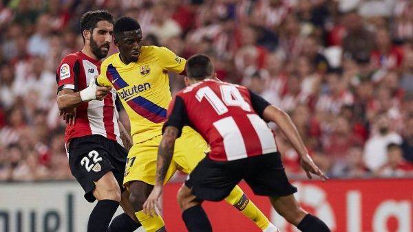ديمبيلي (وسط) خلال مواجهة برشلونة وبلباو