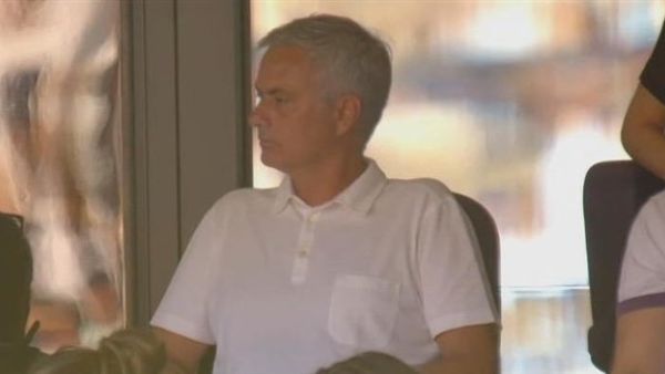 مورينيو يتابع المباراة