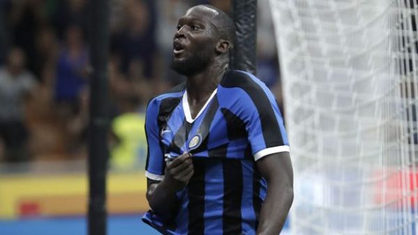 لوكاكو يحتفل بهدفه