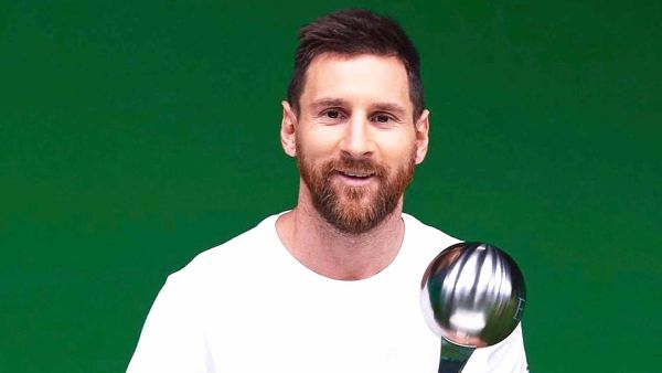 ميسي يحمل الجائزة