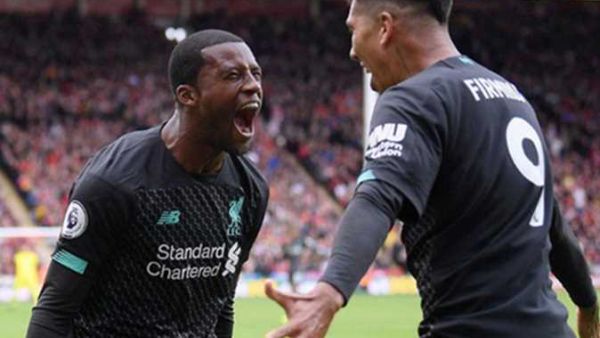 فاينالدوم يحتفل بهدفه في شيفيلد