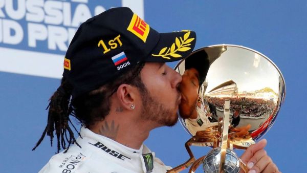 هاميلتون يحتفل بانتصاره