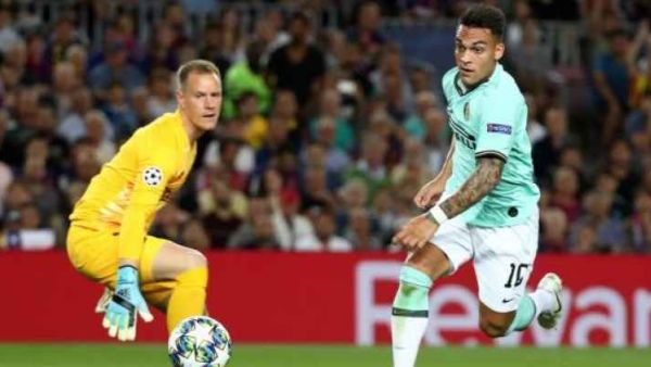 مارتينيز (يمين) خلال المباراة