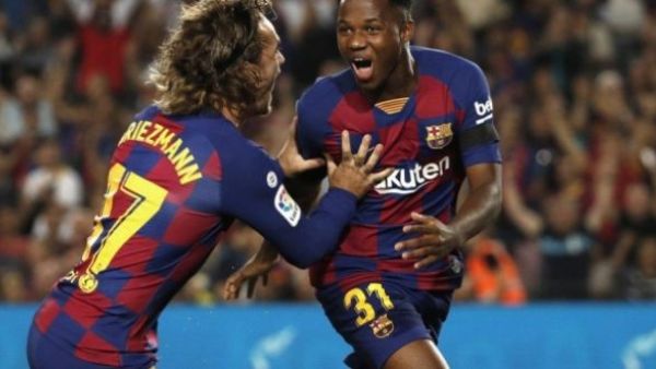 آنسو فاتي (يمين)