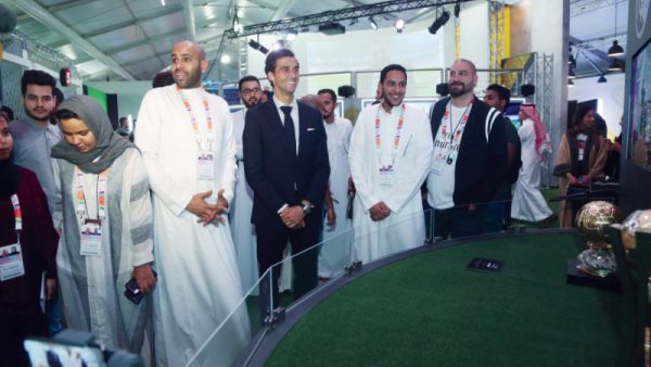 صورة التقطت أمس لألفارو أربيلوا لاعب ريال مدريد والمنتخب الإسباني السابق خلال افتتاح المتجر في مدينة الرياض الذي يأتي ضمن فعاليات موسم الرياض تصوير: سعد الدوسري