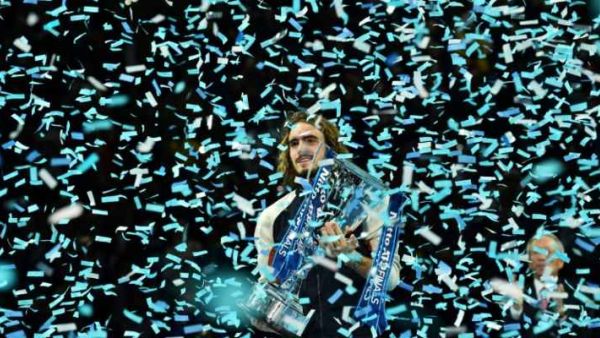 ستيفانوس تسيتسيباس يظفر باللقب