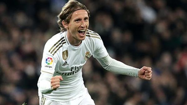 مودريتش يحتفل بهدفه