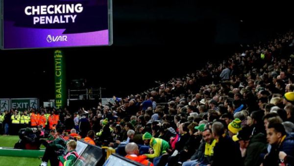 تقنية حكم الفيديو المساعد تثير الجدل في إنجلترا