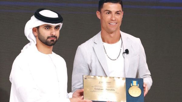 رونالدو (يمين) أثناء المؤتمر