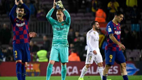 مارك أندريه تير شتيغين (وسط)