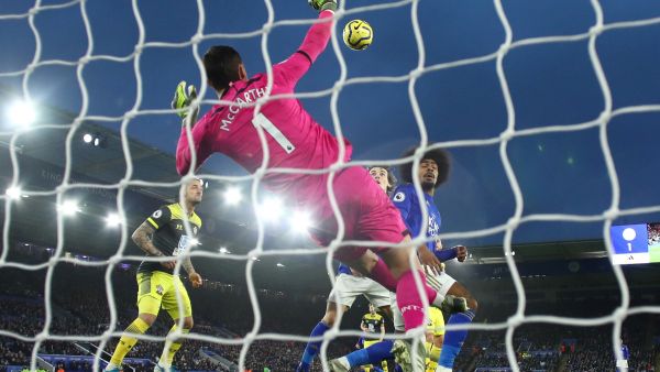 ليستر يسقط مجدداً