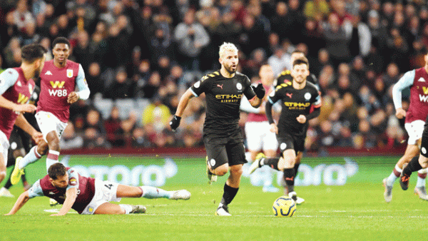 أغويرو يواصل التألق