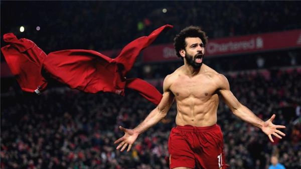 صلاح يستعرض عضلاته بعد الهدف