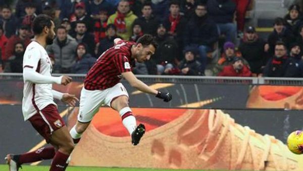 تشالهانوغلو يقود الروسونيري لنصف النهائي