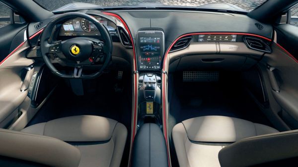 سيارة فيراري روما من الداخل