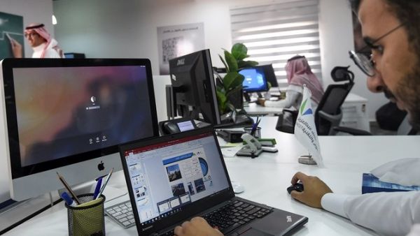 Earlier in April, King Salman approved exceptions for unemployment insurance (SANED) to mitigate the effects of the coronavirus, on the private sector, who may lose their jobs due to the pandemic. (AFP) Saudi Arabia: Nearly $320 Million Distributed to Local Employees in Private Sector