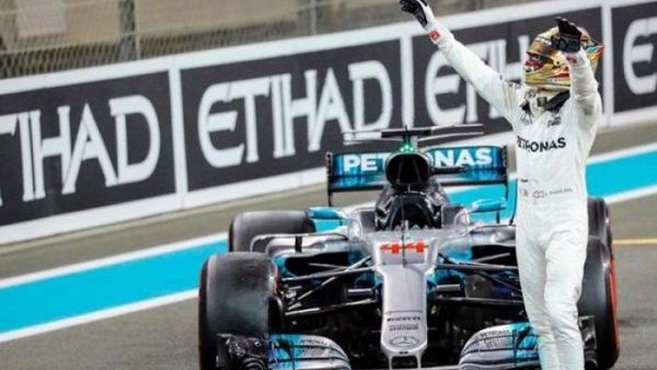 هاميلتون يحتفل بفوزه