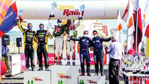 العطية يحتفل بفوزه