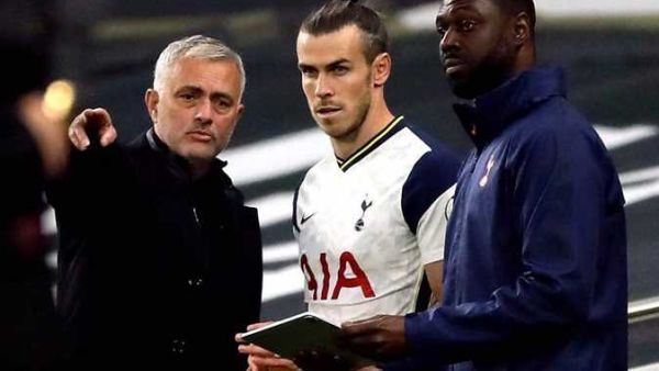 غاريث بايل (وسط) قبل نزوله