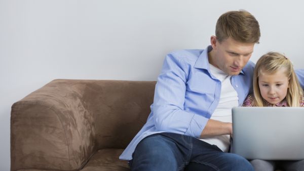  التشاور مع الطفل حول تجارب الإنترنت المختلفة