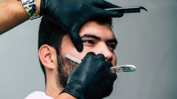 عند حلاقة الذقن ينبغي أن تترك لنفسك وقتاً كافياً وألا تتعجل