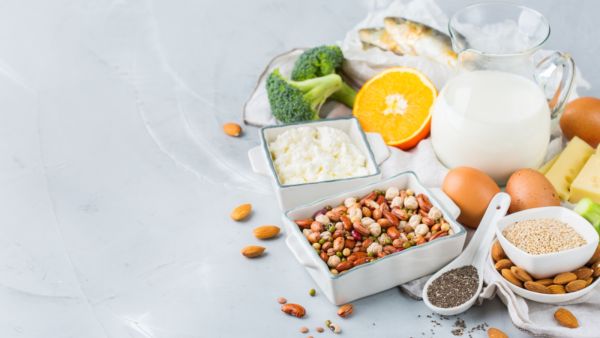 تناولوا الأطعمة الغنيّة بالألياف الغذائية، لكونها تُعزِّز الشعور بالشبع وتحدُّ من الجوع خلال النهار