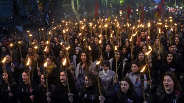 People take part in a torchlight procession as they mark the anniversary of the killing of 1.5 million Armenians by Ottoman forces, Yerevan, April 23, 2019. (AFP)