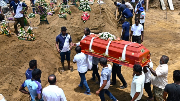 Start of burying the victims in the Sri Lanka attacks (AFP) 