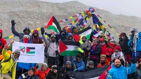 27 Palestinians on Mount Everest (Twitter)