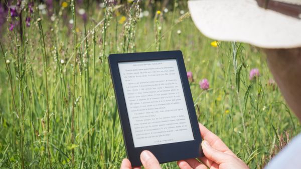 يمكن قراءة الرواية الرقمية عبر وسائط متعددة مثل القارئ الإلكتروني.