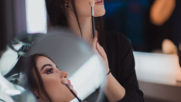 تعرفي على مضار عدم إزالة الماكياج قبل النوم