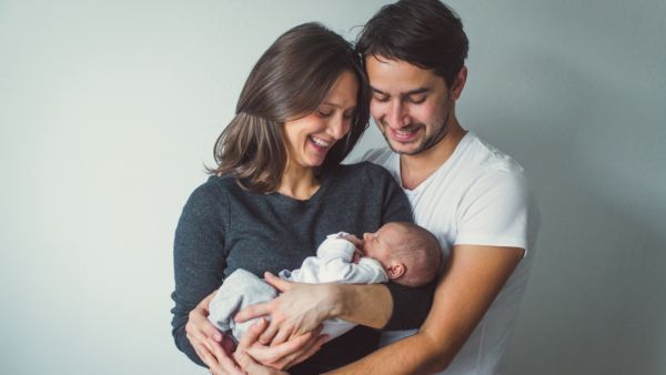 تقبيل وجه الطفل أو يديه أو قدميه ليس من التصرفات الصحيحة والصحية بعد الولادة مباشرةً