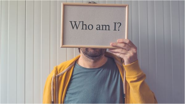 البعض يحاول إظهار أنه يعرف كل شيء رغم عدم معرفته والبعض الآخر يظهر العكس