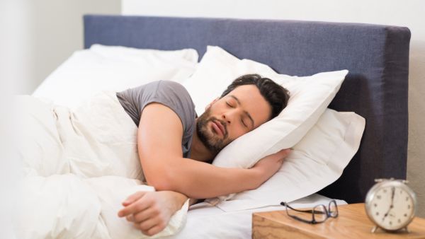 يعمد الصائمين خلال شهر رمضان إلى تغيير ساعات نومهم لتتلاءم مع أوقات وجبات الطعام لاسيما السحور