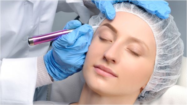 القاعدة الأساسية التي يجب اتباعها عند رسم الحاجبين هي أن تكون بدايته أكثر سماكة من نهايته
