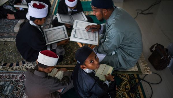 A scores of Malaysian Muslim children read the Koran aloud in a mosque to mark a special date in the Islamic calendar. (Mohd RASFAN / AFP)