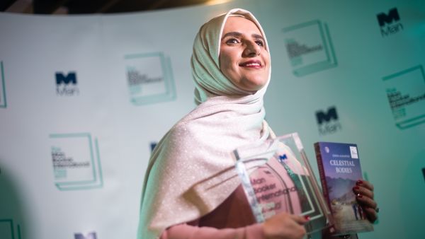 الروائية العمانية جوخة الحارثي في حفل مان بوكر.