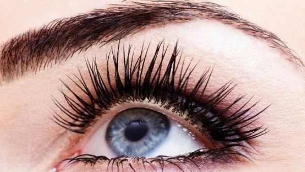 اصنعيه بنفسك: زيوت طبيعية لإطالة الرموش